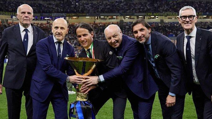 Beppe Marotta (ketiga dari kanan) saat merayakan keberhasilan Inter Milan meraih Scudetto ke-20.