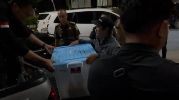 PENGGELEDAHAN KANTOR DPUPR - Berbagai berkas diamana oleh Tim Pidsus Kejati Kaltara, Selasa (18/2/2025) (TribunKaltara.com / Desi Kartika Ayu Nuryana)