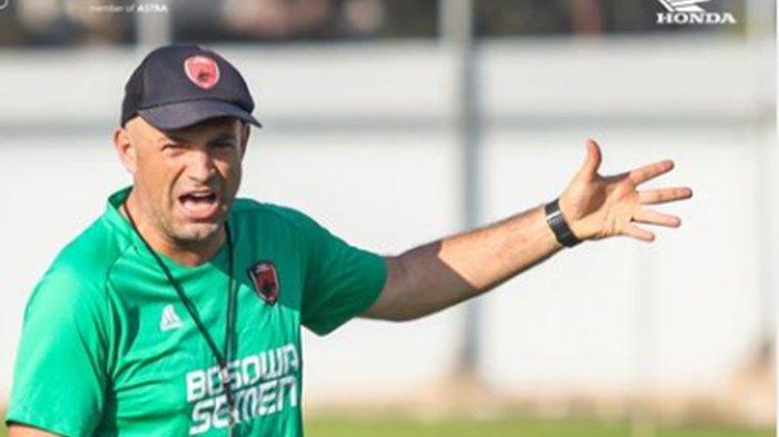 Jika Bernardo Tavares beber alasan usai PSM Makassar tak bisa kalahkan Bali United dalam lanjutan Liga 1, pelatih Serdadu Tridatu yakni Stefano Cugurra alias Teco justru meradang.