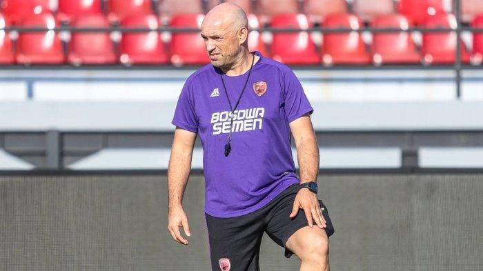 Bernardo Tavares memimpin latihan PSM Makassar, Kamis (10/8/2023). (Instagram/@psm_makassar)