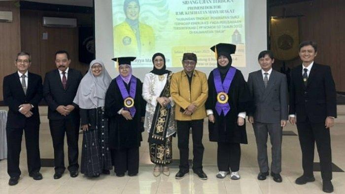 Andi Surayya Mappangile bersama suami yang juga Rektor Uniba Dr Isradi Zainal dan para penguji Sidang Promosi Doktor Fakultas Kesehatan Masyarakat Universitas Indonesia (FKM UI) Jakarta.