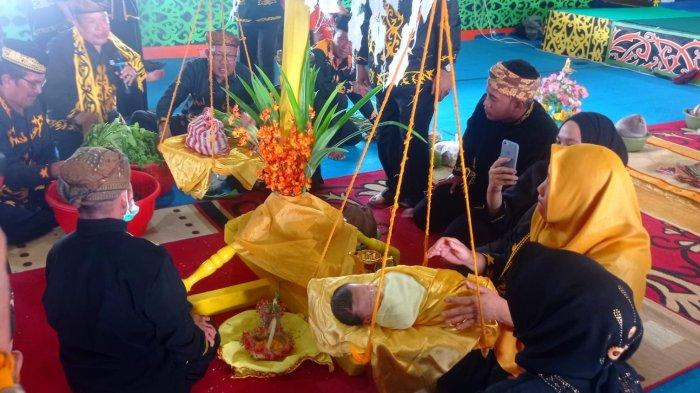 Prosesi Adat Betimbang Anak Suku Tidung Malinau, diperagakan di Balai Adat Tidung Malinau dalam rangkaian Pentas Seni Budaya, Kamis (13/10/2022). Upacara Adat ini hidup dan bertahan hingga saat ini di Kabupaten Malinau, Provinsi Kalimantan Utara.