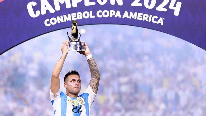 Bomber Argentina, Lautaro Martinez meraih penghargaan top skor Copa America 2024 dengan total 5 gol.