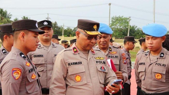 Guna mencegah judi online di lingkungan Polda Kaltara, Wakapolda Kaltara Brigjen Pol Kasmudi periksa ponsel (HP) milik personel Polda Kaltara.