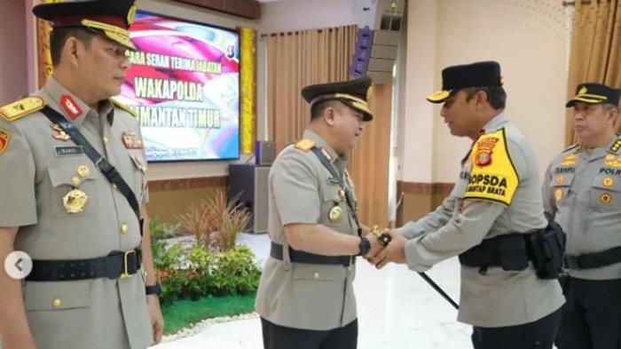 FOTO Brigjen Pol Yudawan Roswinarso eks Wakapolda Kaltim saat sertijab di Polda Kaltim. Sosok eks Wakapolda Kaltim yang dimaksud sandang pangkat Jenderal Bintang Dua atau Irjen Pol yakni Irjen Pol Yudawan Roswinarso.