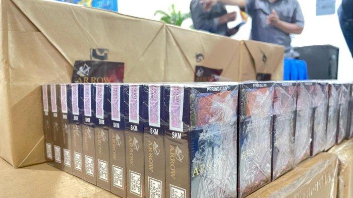 Dirpolair Polda Kalimantan Utara (Kaltara) Kombes Pol Bambang Wiryawan bersama Bea Cukai Nunukan memegang barang bukti rokok merk Arrow yang menggunakan pita cukai tak sesuai peruntukan, Jumat (26/01/2024), siang.