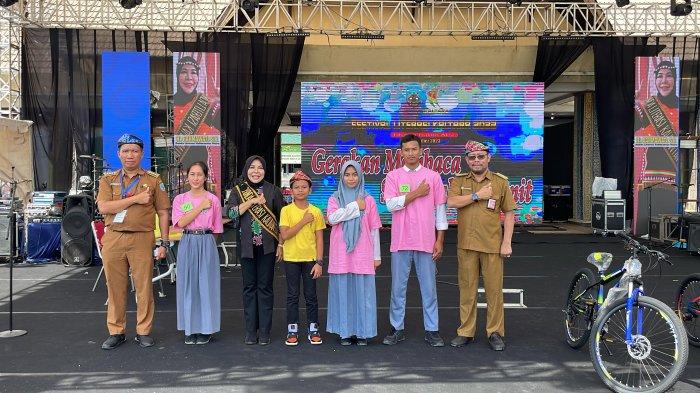 Bunda Literasi Kaltara, Hj Rachmawati sedang membaca buku bersama dalam aksi 15 menit membaca, yang mrupakan rangkaian Festival Literasi, Selasa (7/11/2023).