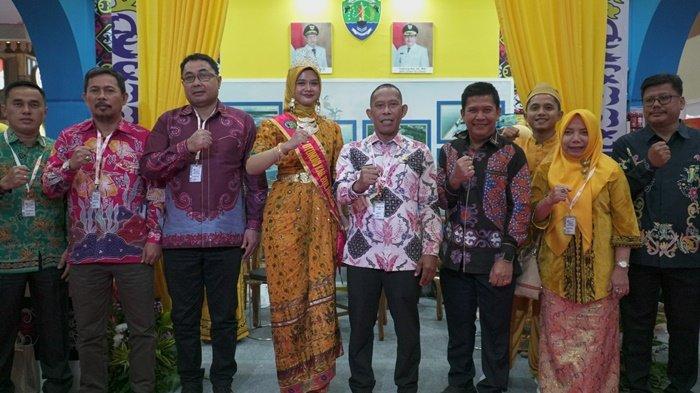 Bupati Bulungan Syarwani didampingi beberapa pimpinan perangkat daerah menghadiri acara Pembukaan Rapat Kerja Nasional ( Rakernas ) ke-16 Asosiasi Pemerintah Kabupaten Seluruh Indonesia ( APKASI ) di Jakarta Convention Center (JCC) Senayan, Jakarta Pusat, Rabu (10/7/2024).
