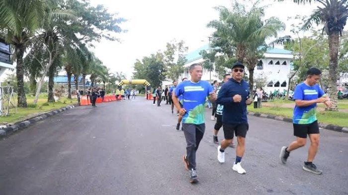 SPOT JOGGING – Bupati Bulungan, Syarwani saat mengikuti kegiatan lari bersama salah satu komunitas lari di Tanjung Selor, 8 Juni 2024 (Istimewa)