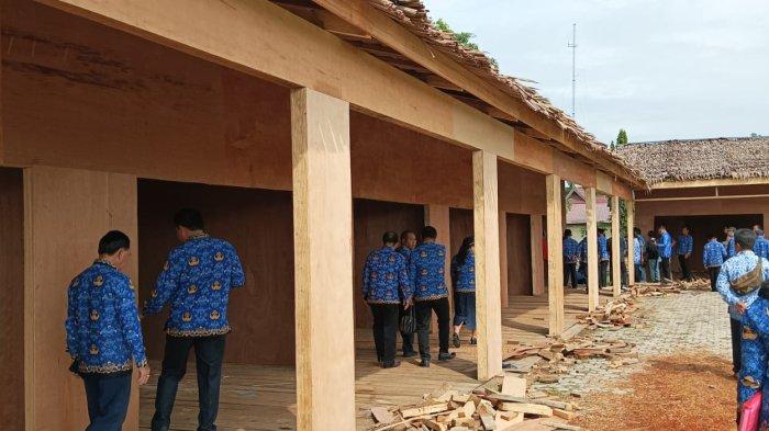 Bupati Malinau, Wempi W Mawa dan Wakil Bupati Malinau, Jakaria saat meninjau pendirian tenda atau stan pameran Irau Malinau ke10 Kabupaten Malinau, Kalimantan Utara, Senin (18/9/2023)