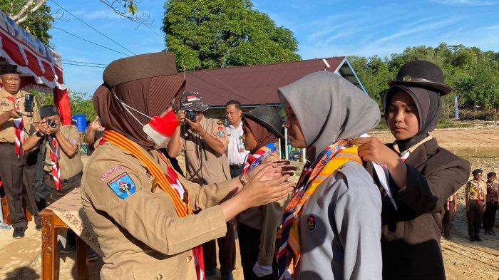 Bupati Nunukan Asmin Laura menyematkan pin peserta Jamcab ke-V Gerakan Pramuka Kabupaten Nunukan di Bumi Perkemahan (Bumper) Mansapa, Kecamatan Nunukan Selatan, Rabu (14/08/2024).
.