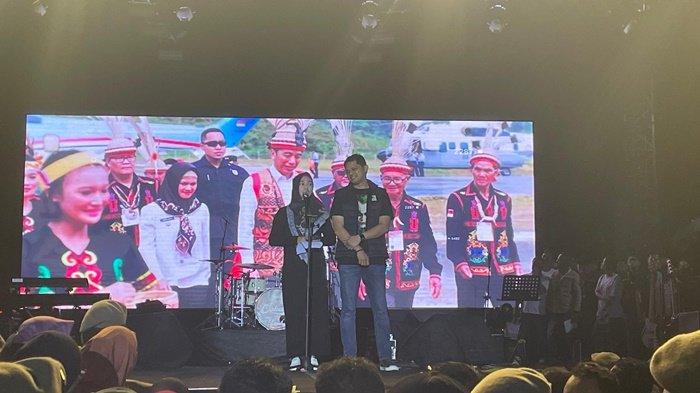 Bupati Nunukan Asmin Laura bersama sang suami Andi Akbar saat menutup rangkaian Cross Border Paras Fest 2024 dalam rangka HUT ke-25 Kabupaten Nunukan di Paras Perbatasan, Sabtu (10/08/2024), malam.