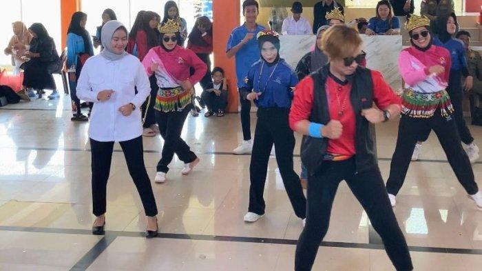 Bupati Nunukan Asmin Laura ikut berjoget pada sela kegiatan lomba Senam Yameto dan Lukiwol di Paras Perbatasan, Rabu (07/08/2024), siang.