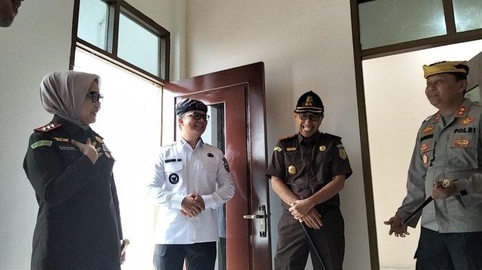 KUNJUNGAN KAJATI - Bupati Tana Tidung, Ibrahim Ali saat berbincang dengan Kajati Kaltara dan Forkopimda Tana Tidung di gedung kantor kejaksaan Jl Trans Kaltara, Tideng Pale, Kecamatan Sesayap, Kabupaten Tana Tidung, Kaltara, Rabu (18/6/2025). Bupati paparkan capaian penurunan stunting di Tana Tidung. (TribunKaltara.com/Rismayanti)