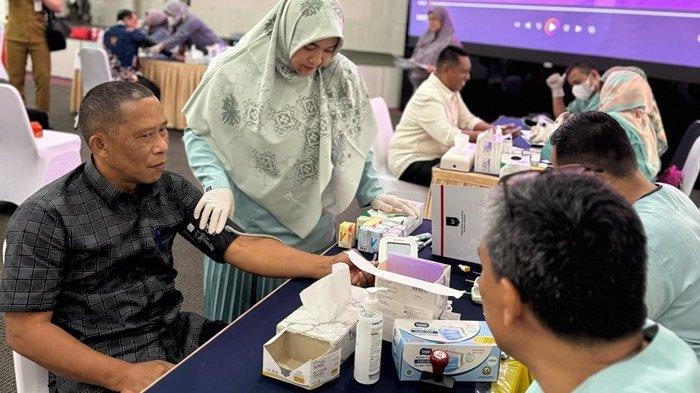 PERIKSA KESEHATAN - Bupati dan Wakil Bupati Bulungan terpilih Syarwani dan Kilat menjalani pemeriksaan kesehatan di Kantor Kemendagri pada Senin (17/02/2025). (istimewa)