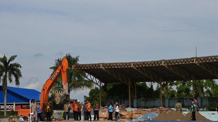 Sejumlah pekerja atau buruh di Malinau saat mengerjakan sejumlah pekerjaan di Malinau, Kalimantan Utara.