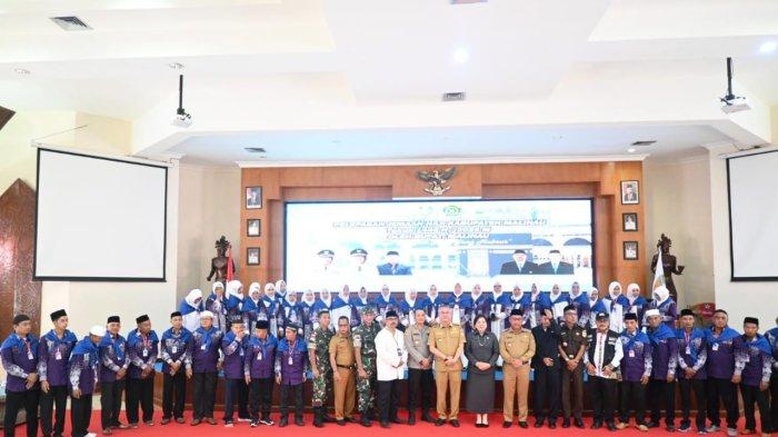 Calong Jemaah Haji asal Kabupaten Malinau, Kalimantan Utara akan diberangkatkan dari Malinau ke Balikpapan pada 20 Mei 2024 mendatang. Pelepasan secara simbolis dilaksanakan Pemkab Malinau pada hari ini, Selasa (14/5/2024)