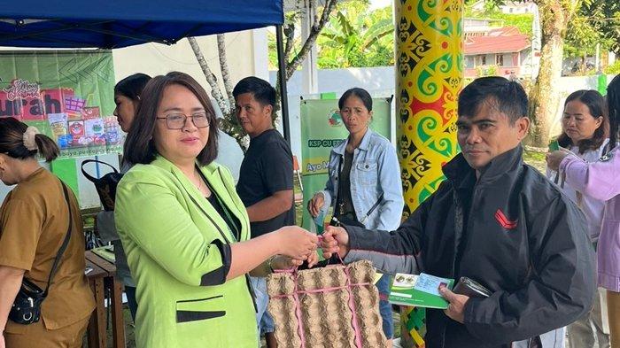 Menjelang perayaan Natal dan Tahun Baru 2025, Credit Union (CU) Femung Pebaya menggelar pasar murah pada Senin (16/12/2024).
