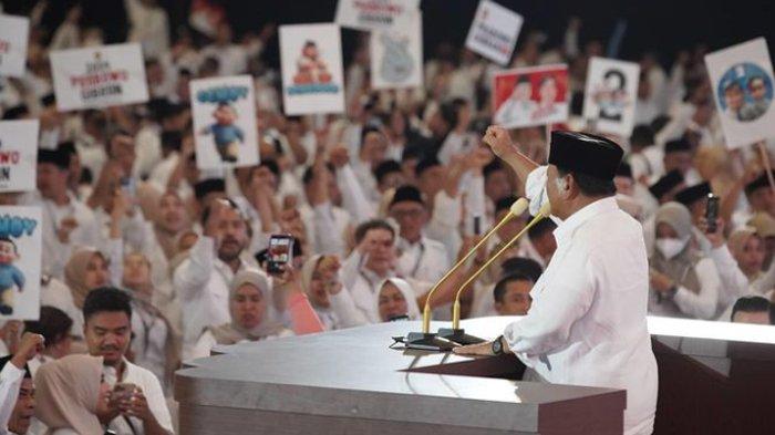 Capres sekaligus Ketum Gerindra, Prabowo Subianto di acara Rakornas Gerindra. Capres nomor urut 2 ini menyempatkan video call dengan warga Samarinda saat kampanye kemarin.