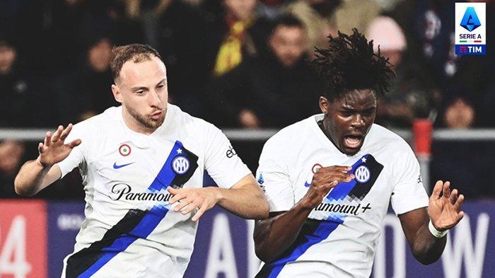 Selebrasi Carlos Augusto dan Yann Bisseck saat Inter Milan mengalahkan Bologna pada giornata 28 Liga Italia Serie A, di Stadion Renato dall'Ara, Minggu (10/3/2024).