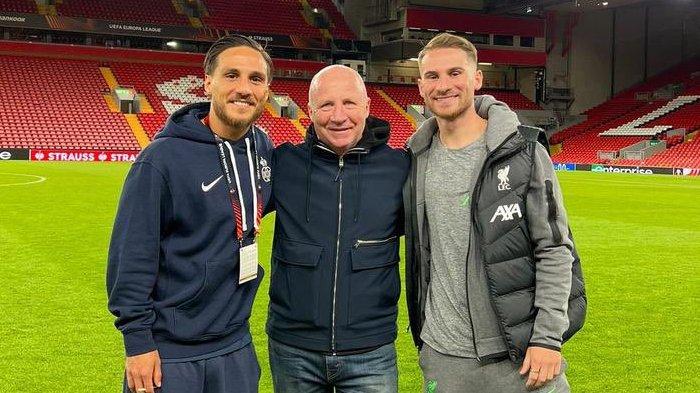 Carlos Mac Allister dan dua putranya Alexis serta Kevin usai laga Europa League Liverpool vs Union Saint-Gilloise