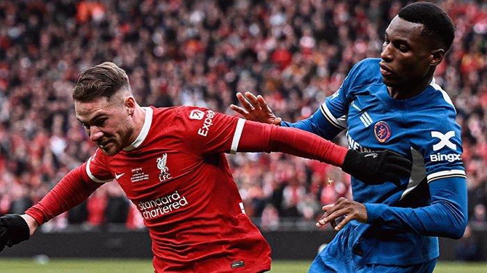 Duel gelandang Liverpool Alexis Mac Allister dan penyerang Chelsea Nicolas Jackson pada partai final Carabao Cup di Stadion Wembley, Minggu (25/2/2024).