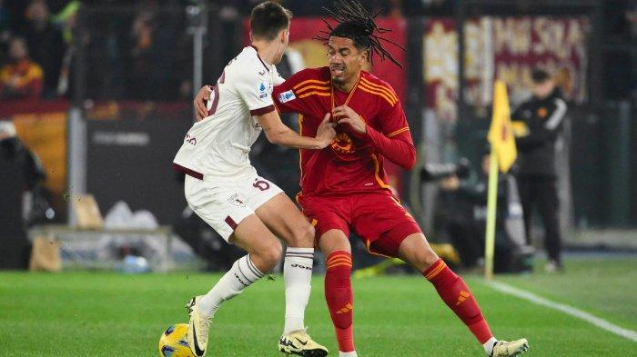 Pemain AS Roma, Chris Smalling saat berduel melawan pemain Torino pada Liga Italia Serie A pekan 26 di Stadio Olimpico, Selasa (27/2/2024). Bek tengah Giallorossi itu untuk pertama kali kembali ke starting XI usai berbulan-bulan menepi akibat cedera. Eks Man United itu pula yang membuat Daniele De Rossi bersedia mengubah taktik formasi pemain.