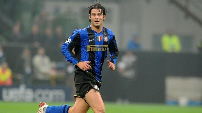 LEGENDA - Aksi Christian Chivu ketika masih menjadi pemain Inter Milan. Legenda Nerazzurri ini akan kembali sebagai pelatih menggantikan Simone Inzaghi, Jumat (6/6/2025).