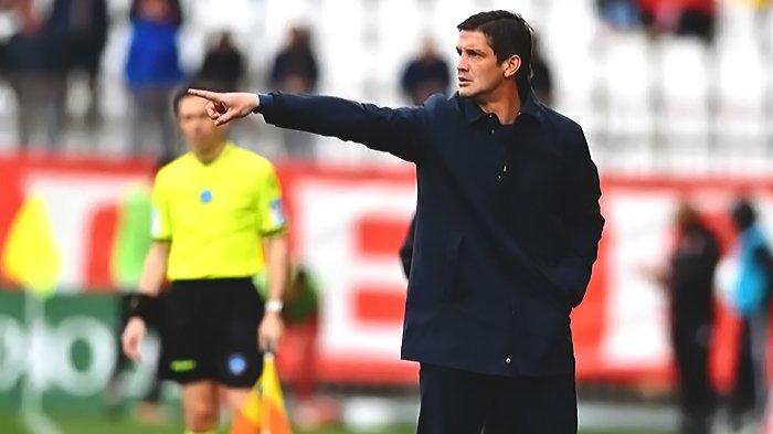 BEBAN BERAT - Pelatih Parma, Christian Chivu memberikan instruksi kepada anak asuhnya. Pelatih asal Rumania ini menghadapi beban berat untuk membawa anak asuhnya menjauh dari zona degradasi, jelang duel Parma vs Napoli di Liga Italia Serie A, Senin (19/5/2025). (ARSIP - parmacalcio1913.com)