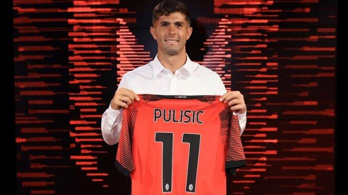 Christian Pulisic memamerkan nomor jersey yang digunakan di AC Milan. (acmilan.com)