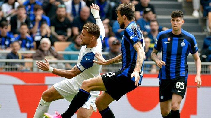 Duel Ciro Immobile dan Francesco Acerbi pada laga Inter Milan vs Lazio, giornata 32 Liga Italia Serie A, di Stadion Giuseppe Meazza, Minggu (30/4/2023).