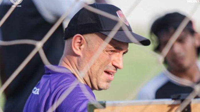 Coach Bernardo Tavares.
