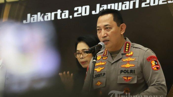 BURSA KAPOLRI - Kapolri Jenderal Polisi Listyo Sigit Prabowo menggelar konferensi pers Launching Desk Ketenagakerjaan Polri T.A 2025 di Gedung Bareskrim Polri, Jakarta Selatan, Senin (20/1/2025). Sekretaris Kabinet atau Seskab Teddy Indra Wijaya membongkar fakta sebenarnya soal kabar Presiden Prabowo Subianto akan ganti Kapolri Jenderal Listyo Sigit Prabowo. Tribunnews/Jeprima