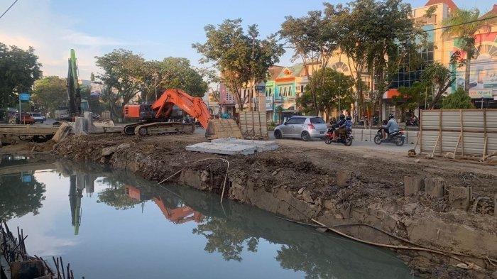 Dampak proyek Daerah Aliran Sungai atau DAS Ampal tak kunjung selesai, warga Balikpapan mengeluh, pendapatan pedagang di sepanjang Jl MT Haryono pun merosot
