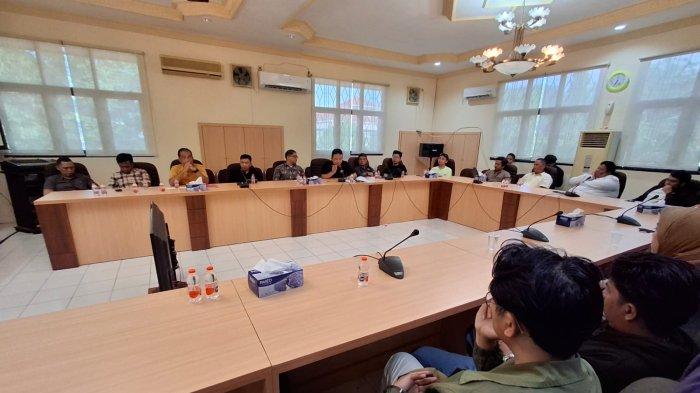 HEARING IJAZAH - Tampak hearing terkait ijazah yangg dilaksanakan di Kantor DPRD Tarakan mempertemukan pemilik usaha atau perusahaan dan mantan kerja berlangsung menjelang Magrib, Senin (14/7/2025) kemarin.