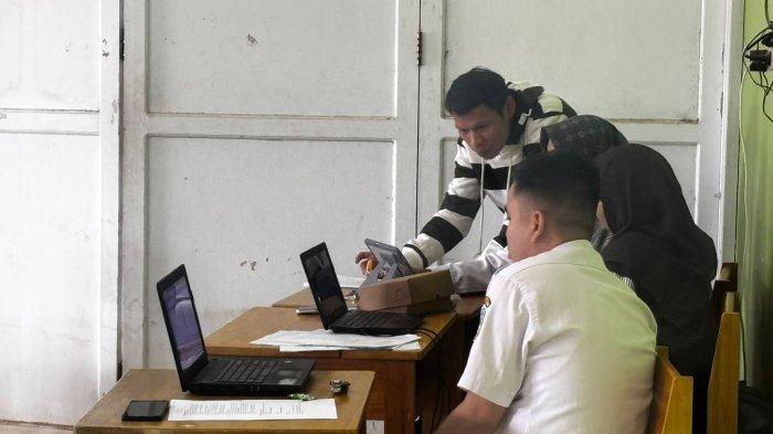 DAFTAR ONLINE – Panitia SPMB 2025 di SMAN 1 Malinau menyiapkan pendaftaran di hari pertama pendaftaran, Rabu (18/6/2025). Ada 6 sekolah menerapkan pendaftaran secara online di Malinau tahun ini.