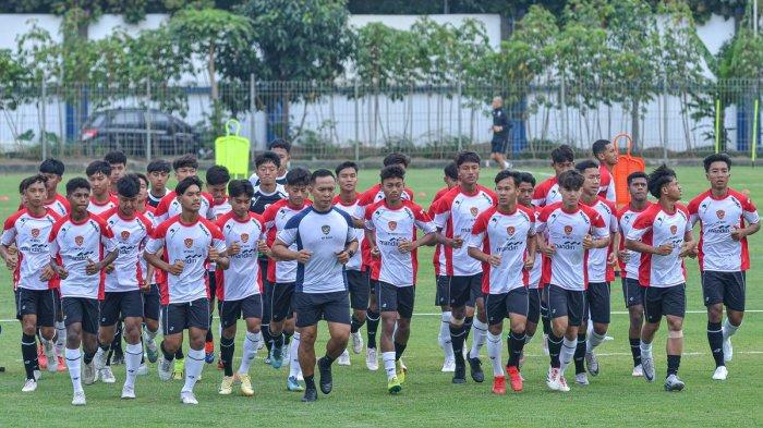 KORUT VS TIMNAS - Pelatih Timnas U17 Indonesia Nova Arianto memimpin langsung TC Bandung mulai Jumat (10/1/2025) dalam masa persiapan menuju Piala Asia U17 2025 Arab Saudi. Jelang babak delapan besar Piala Asia U-17 2025 lawan Timnas Indonesia, Korea Utara evaluasi lini pertahanan, tak mau kebobolan gol di menit akhir.
