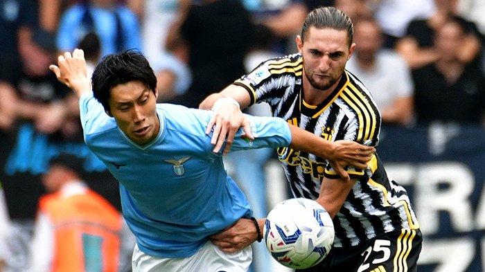 Duel Daichi Kamada dan Adrien Rabiot pada pertandingan Juventus vs Lazio, giornata 4 Liga Italia Serie A, di J Stadium, Sabtu (16/9/2023).