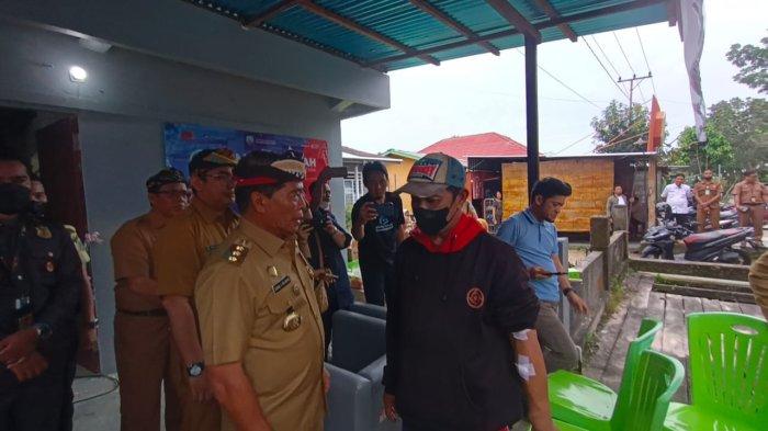 Daman Lubis, warga Tanjung Selor, pasien cuci darah yang ikut menginap di Rumah Singgah RSUD dr H Jusuf SK Tarakan saat berbincang bersama Gubernur Kaltara Zainal Paliwang