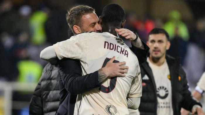 Momen Daniele De Rossi peluk Evan Ndicka usai laga AS Roma kontra Fiorentina pada Liga Italia Serie A pekan 28.
