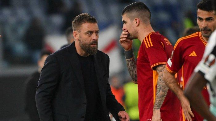 Pelatih AS Roma, Daniele De Rossi dan pemain Gianluca Mancini dalam pertandingan AS Roma kontra Brighton di leg pertama babak 16 besar Liga Europa di Stadio Olimpico, Jumat (8/3/2024).