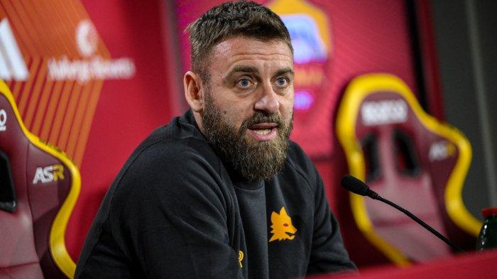 Pelatih AS Roma, Daniele De Rossi - Legenda Giallorossi itu akan menandai debutnya sebagai juru taktik di laga kontra Hellas Verona pada Liga Italia Serie A pekan 21, Minggu (21/1/2024) pukul 00.00 WIB.