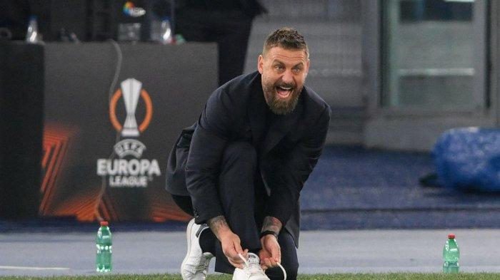 Pelatih AS Roma, Daniele De Rossi - Juru taktik Giallorossi itu tetap menerapkan ilmu padi atau membumi saat timnya berhasil mereguk kemenangan telak atas Brighton di leg pertama babak 16 besar Liga Europa di Stadio Olimpico, Jumat (8/3/2024).