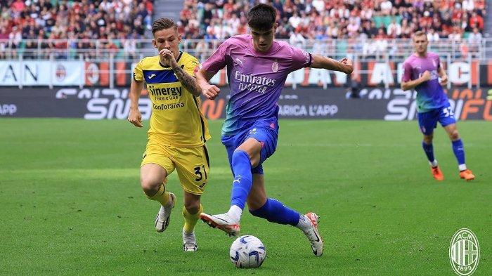 Pemain AC Milan, Davide Bartesaghi saat melakoni debut di Liga Italia Serie A bersama tim senior dalam pertandinga melawan Hellas Verona.