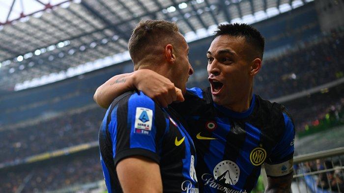 Lautaro Martinez (kanan) dan Davide Frattesi (kiri) ketika merayakan gol pada laga Inter Milan vs Verona pekan ke-19 Liga Italia Serie A, di Stadion Giuseppe Meazza, Sabtu (6/1/2024).