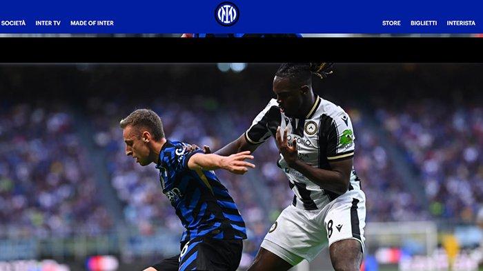 CURI PERHATIAN - Penampilan bek udinese Oumar Solet (kanan) saat mengawal gelandang Inter Milan, Davide Frattesi pada pertandingan pekan 30 Liga Italia Serie A, Minggu (30/3/2025). Bek yang menjadi incaran Inter Milan ini sukses mencuri perhatian di depan tifosi Nerazzurri berkat gol indah dari luar kotak penalti. (Tangkapan Layar inter.it)