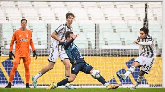 Aksi Dean Huijsen dan skuad Juventus lainnya saat berlaga kontra Rijeka dalam laga uji coba jelang Liga Italia pada Kamis (22/12/2022).
