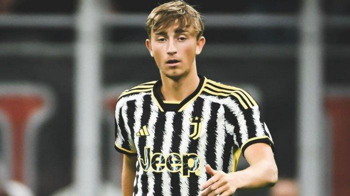 Pemain Juventus, Dean Huijsen - Bek muda asal Belanda itu tengah dikaitkan dengan tim Liga Italia Serie A, AS Roma pada musim dingin ini. Dia berpotensi jadi kado perpisahan Tiago Pinto yang akan cabut dari Trigoria di akhir saga transfer.