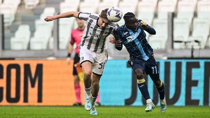 Pemain muda Juventus Dean Huijsen saat duel dengan pemain Rijeka dalam laga uji coba jelang Liga Italia pada Kamis (22/12/2022). Pemain 17 tahun itu mencuri perhatian sampai dipuji-puji Massimiliano Allegri.