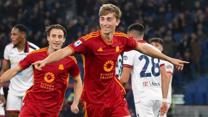 Selebrasi Dean Huijsen saat mencetak gol debutnya di Liga Italia dalam pertandingan AS Roma kontra Cagliari di Liga Italia Serie A pekan 23. Manajemen Giallorossi dilaporkan tertarik memperpanjang peminjaman bek tengah asal Belanda tersebut, untuk meyakinkan Juventus, manajemen akan menawarkan pemain Primavera.